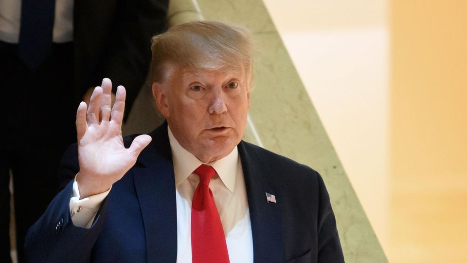 Donald Trump hebt abwehrend die Hand Donald Trump hebt abwehrend die Hand