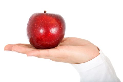 Diäten im stern-Check: Frau hält roten Apfel in der Hand