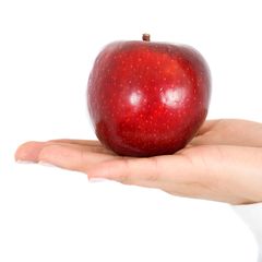 Diäten im stern-Check: Frau hält roten Apfel in der Hand