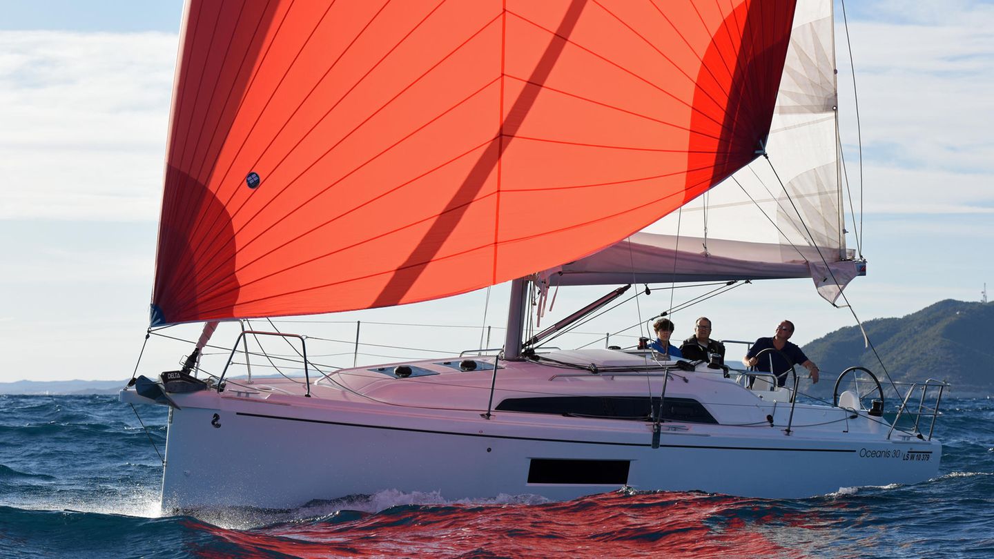 In der Kategorie der "Family Cruiser" siegte die Beneteau Oceanis 30.1. Die bei Konzerntochter Delphia Yachts in Polen gebaute Fahrtenyacht bietet bei kompakten Außenmaßen erstaunlich viel Wohnlichkeit und Komfort, urteilt die Jury. Ein handliches Einstiegsmodell für vier Segler.