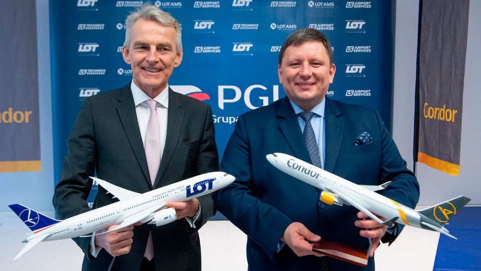 Condor-CEO Ralf Teckentrup (links) und LOT-CEO Rafal Milczarski geben die Übernahme der Condor durch die Polish Aviation Group S.A. (PGL) bekannt, die Muttergesellschaft der LOT. 