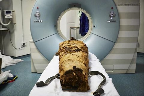 Stimme von Mumie: Mumie liegt in einem CT-Raum