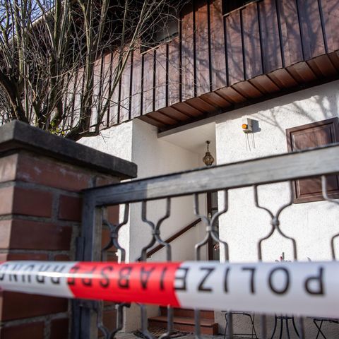 Absperrband der Polizei vor einem Wohnhaus in Starnberg, wo drei Tote gefunden wurden