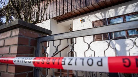 Absperrband der Polizei vor einem Wohnhaus in Starnberg, wo drei Tote gefunden wurden