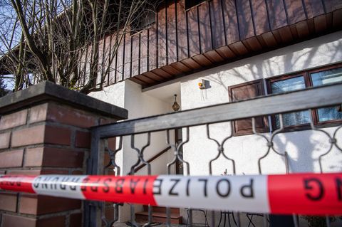Absperrband der Polizei vor einem Wohnhaus in Starnberg, wo drei Tote gefunden wurden