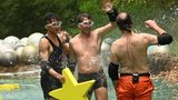 Jubel bei Prince Damien, Raúl Richter und Markus Reinecke. Mit fünf Sternen dürfen sie sich am vorletzen Abend über ein Festmahl freuen.