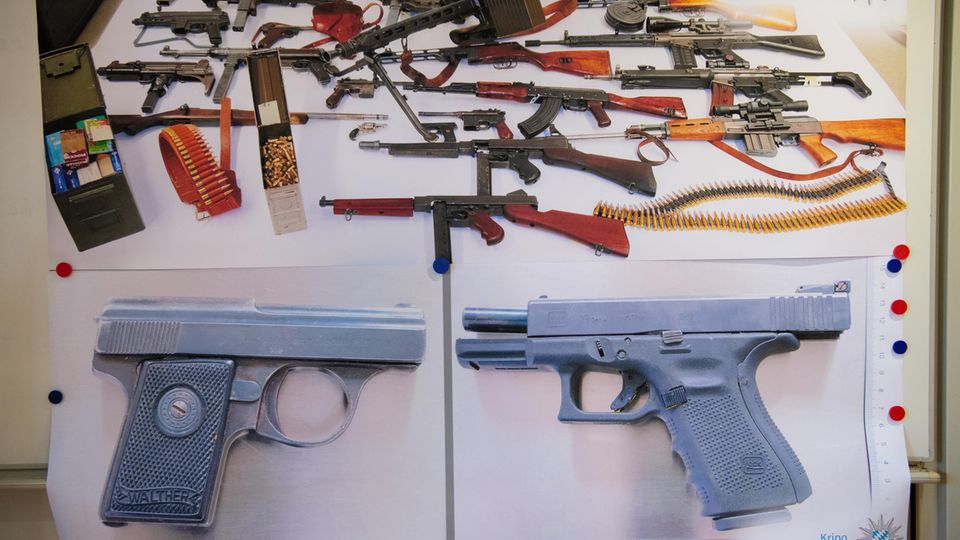 Beim Verdächtigen für einen Familienmord in Starnberg sichergestelltes Waffenarsenal Beim Verdächtigen für einen Familienmord in Starnberg sichergestelltes Waffenarsenal