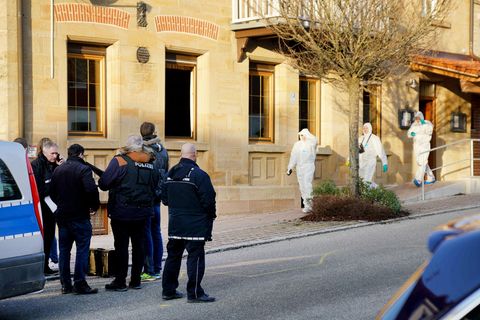 Polizeibeamte nach dem Sechsfachmord in Rot am See