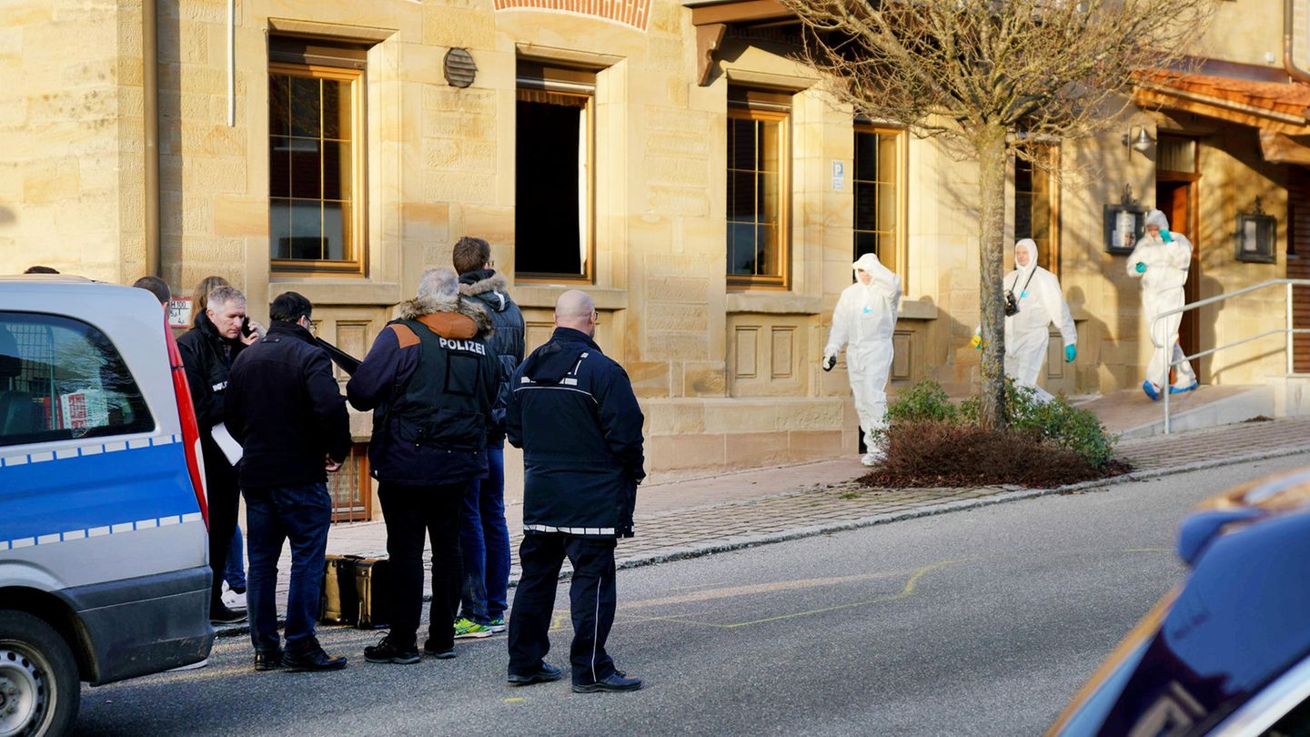 Polizeibeamte nach dem Sechsfachmord in Rot am See