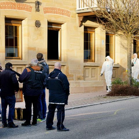 Polizeibeamte nach dem Sechsfachmord in Rot am See