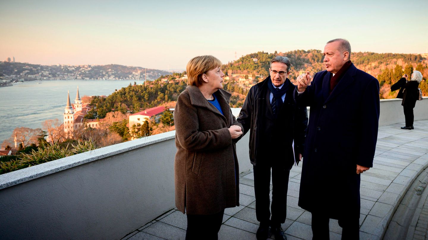 Angela Merkel und Erdogan unterhalten sich nach der Pressekonferenz für ein paar schöne Foto vor malerischer Kulisse