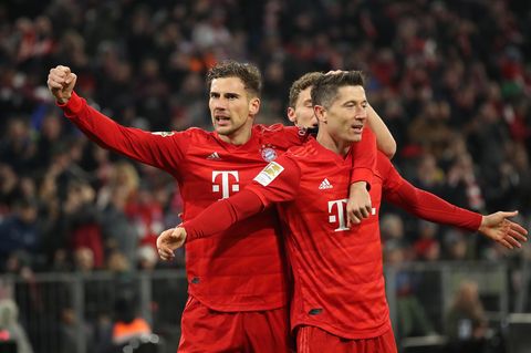 Leon Goretzka (l.) und Benjamin Pavard verdeckt)  feiern das 1:0 durch Robert Lewandowski.