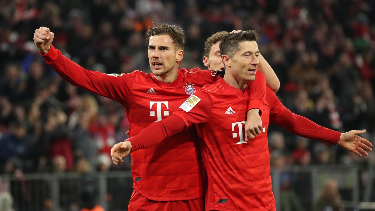 Leon Goretzka (l.) und Benjamin Pavard verdeckt)  feiern das 1:0 durch Robert Lewandowski.