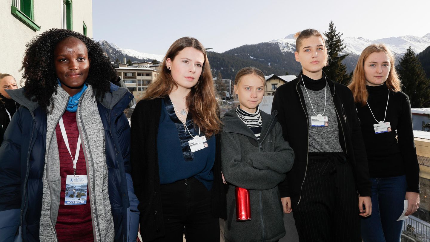 Die Klimaaktivistin Vanessa Nakate (l.) war auf dem zuerst veröffentlichten Bild herausgeschnitten worden