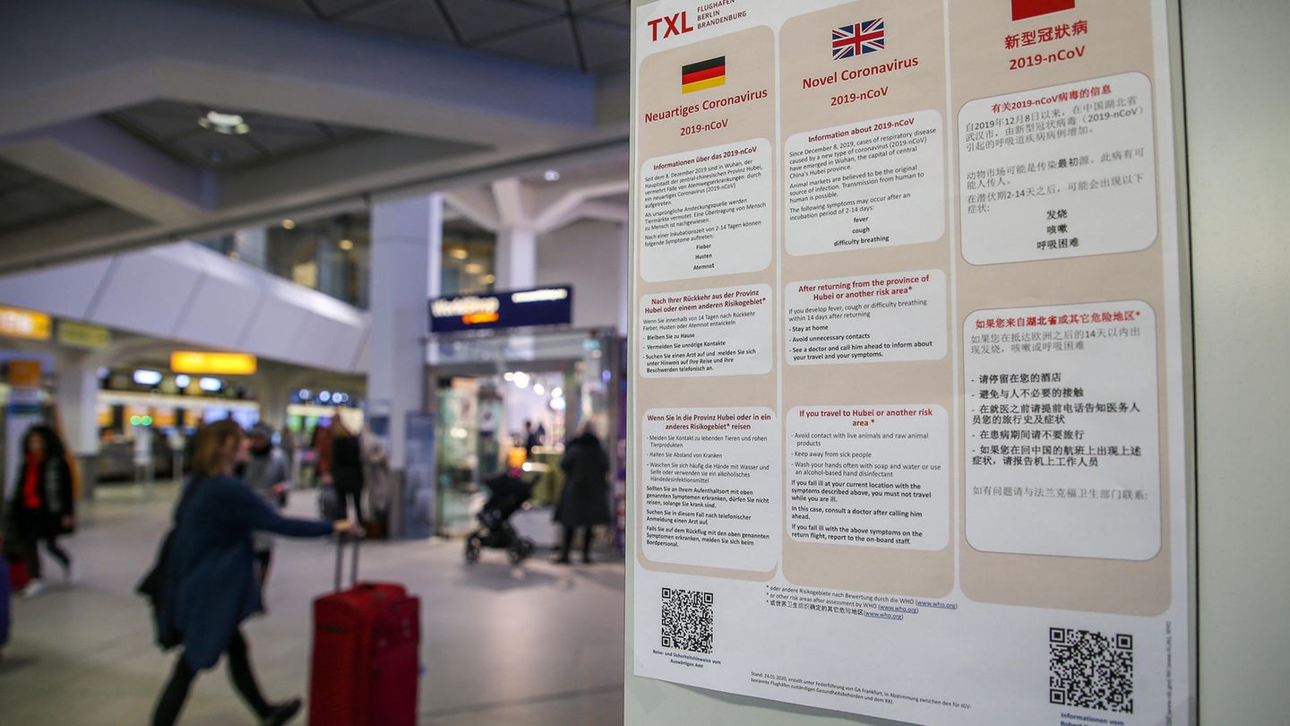 Plakate am Flughafen Tegel weisen auf die Gefährdung durch den Coronavirus hin