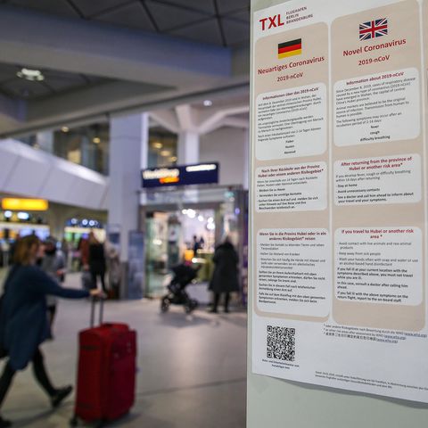 Plakate am Flughafen Tegel weisen auf die Gefährdung durch den Coronavirus hin