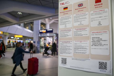 Plakate am Flughafen Tegel weisen auf die Gefährdung durch den Coronavirus hin