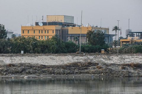 Die US-Botschaft in Bagdad an dem Fluss Tigris (Archivbild)