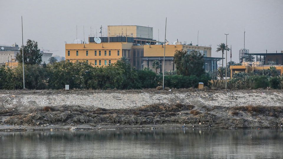 Die US-Botschaft in Bagdad an dem Fluss Tigris (Archivbild)