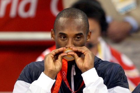 Kobe Bryant mit der olympischen Goldmedaille