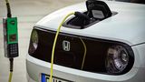 Die Ladebuchsen im Honda e liegen auf der Kofferraumhaube