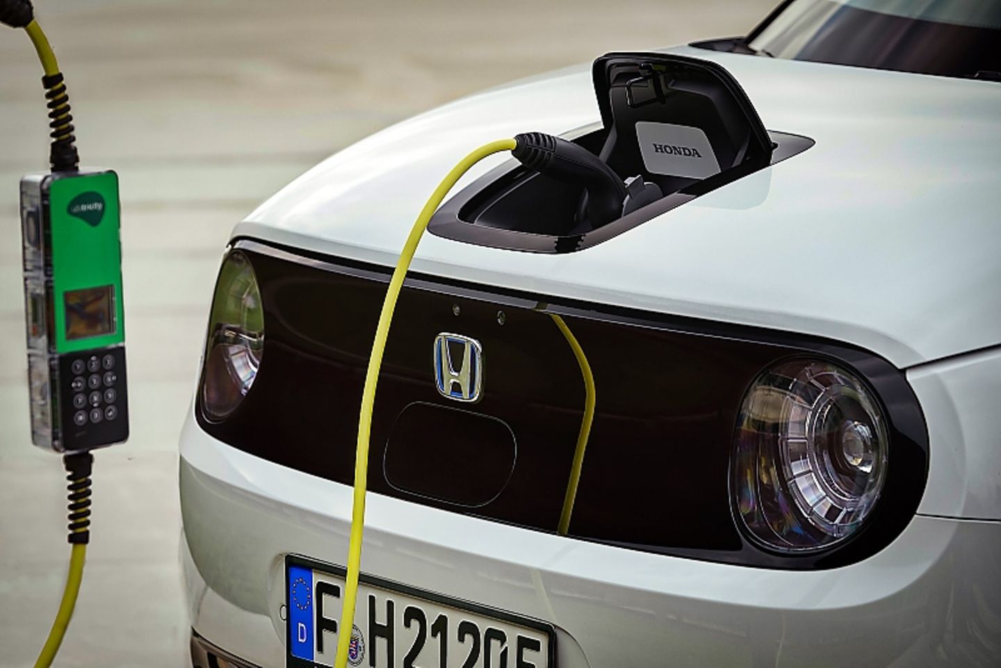 Die Ladebuchsen im Honda e liegen auf der Kofferraumhaube