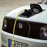 Die Ladebuchsen im Honda e liegen auf der Kofferraumhaube