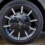 Der Honda e Advance steht auf 17-Zöllern