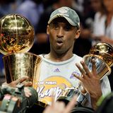 Kobe Bryant hält die Larry O'Brien-Meisterschaftstrophäe und den MVP-Finalpokal