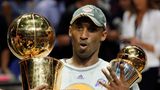 Kobe Bryant hält die Larry O'Brien-Meisterschaftstrophäe und den MVP-Finalpokal