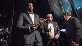 Kobe Bryant zeigt die Trophäe für den besten animierten Kurzfilm "Dear Basketball" bei der Oscar-Verleihung