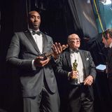 Kobe Bryant zeigt die Trophäe für den besten animierten Kurzfilm "Dear Basketball" bei der Oscar-Verleihung
