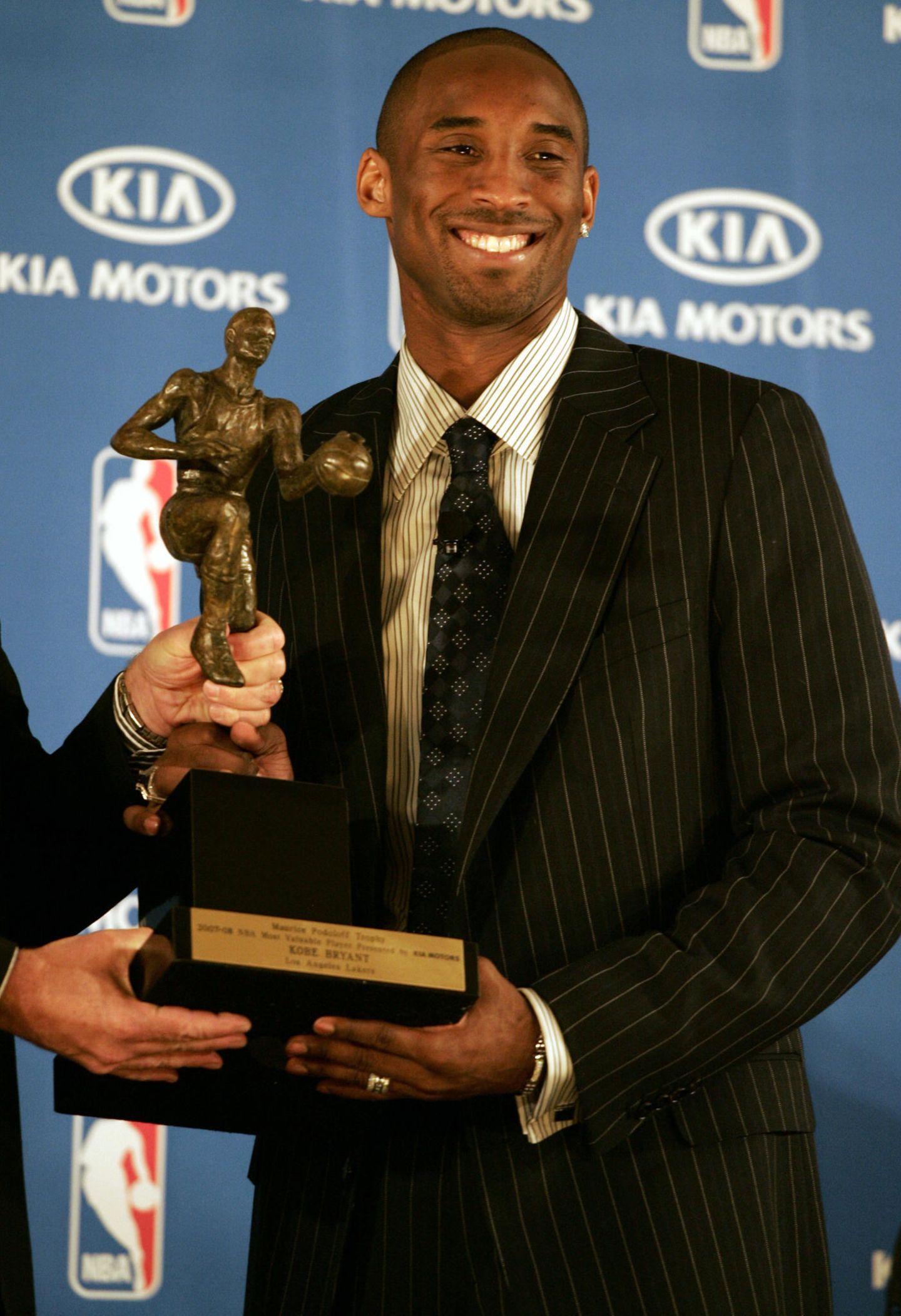 Basketball-Legende Kobe Bryant – Bilder (s)einer Karriere Kobe Bryant hält die Trophäe für den MVP, also Most Valuable Player (zu deutsch: wertvollster Spieler), in der Hand.