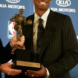 Kobe Bryant hält die Trophäe für den MVP, also Most Valuable Player (zu deutsch: wertvollster Spieler), in der Hand.