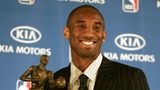 Kobe Bryant hält die Trophäe für den MVP, also Most Valuable Player (zu deutsch: wertvollster Spieler), in der Hand.