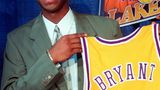 Kobe Bryant hält sein Los-Angeles-Lakers-Trikot in den Händen