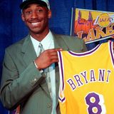 Kobe Bryant hält sein Los-Angeles-Lakers-Trikot in den Händen