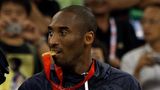 Kobe Bryant beißt auf seine olympische Goldmedaille