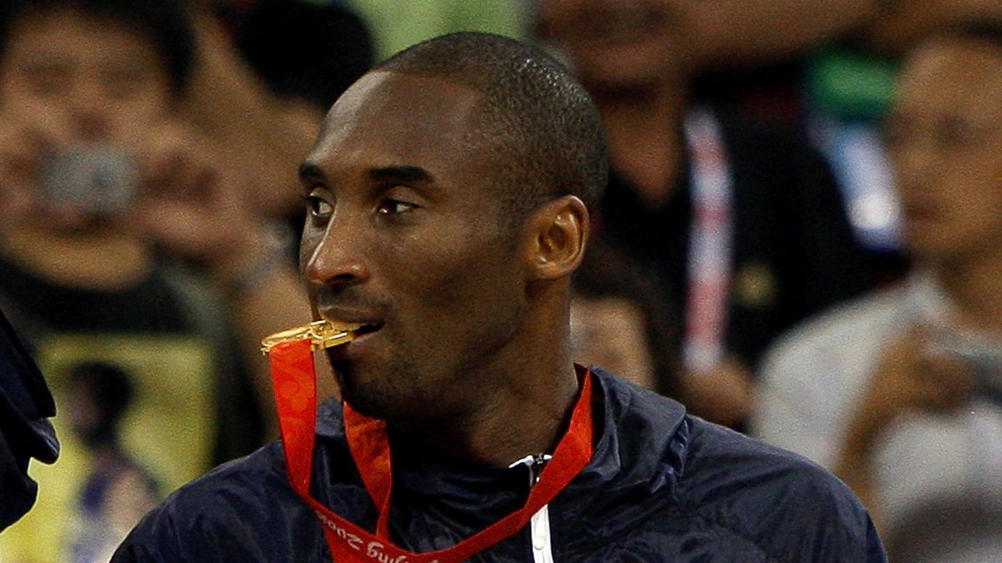 Basketball-Legende Kobe Bryant – Bilder (s)einer Karriere Kobe Bryant beißt auf seine olympische Goldmedaille