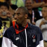 Kobe Bryant beißt auf seine olympische Goldmedaille