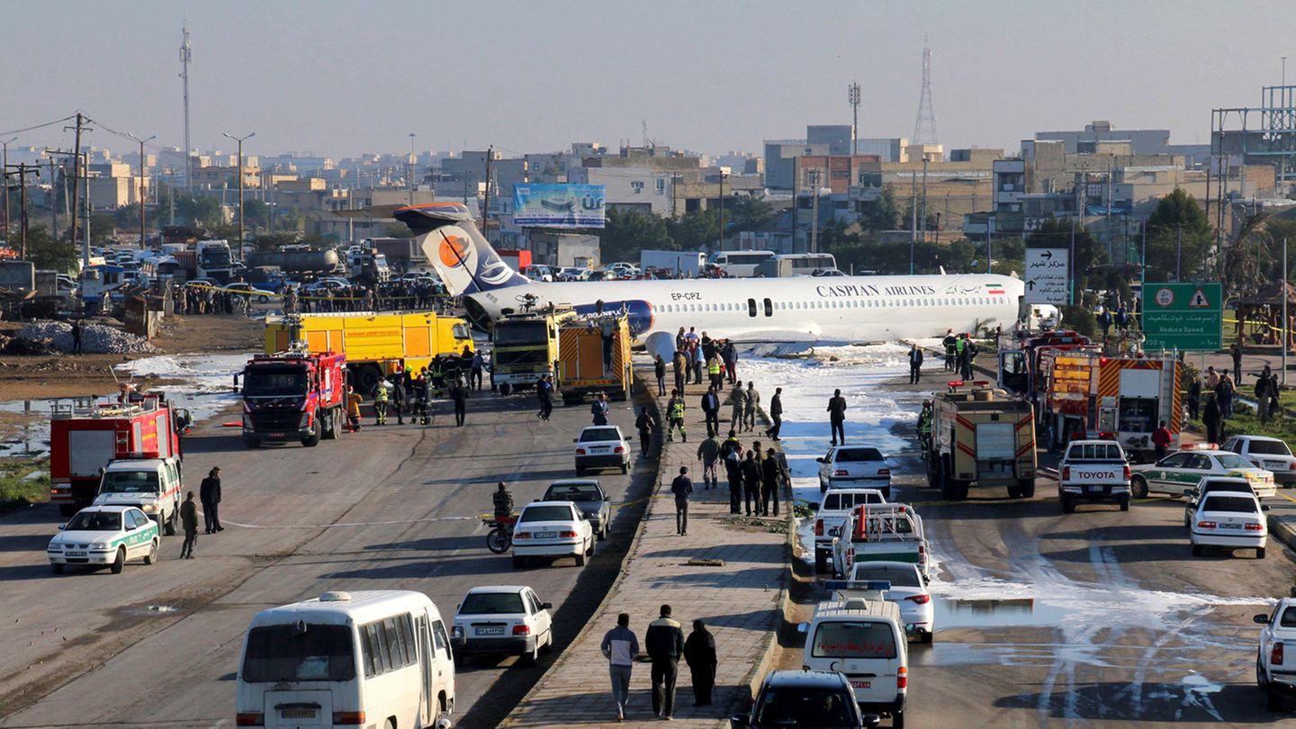 Ein iranisches Passagierflugzeug steht auf einer Autobahn vor dem Flughafen Mahshahr