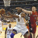 Matt Bonner von den Toronto Raptors versucht Kobe Bryant vom Korb fernzuhalten