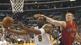 Matt Bonner von den Toronto Raptors versucht Kobe Bryant vom Korb fernzuhalten