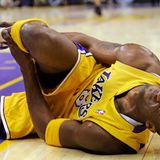 Bryant liegt nach einer Knöchelverletzung am Boden