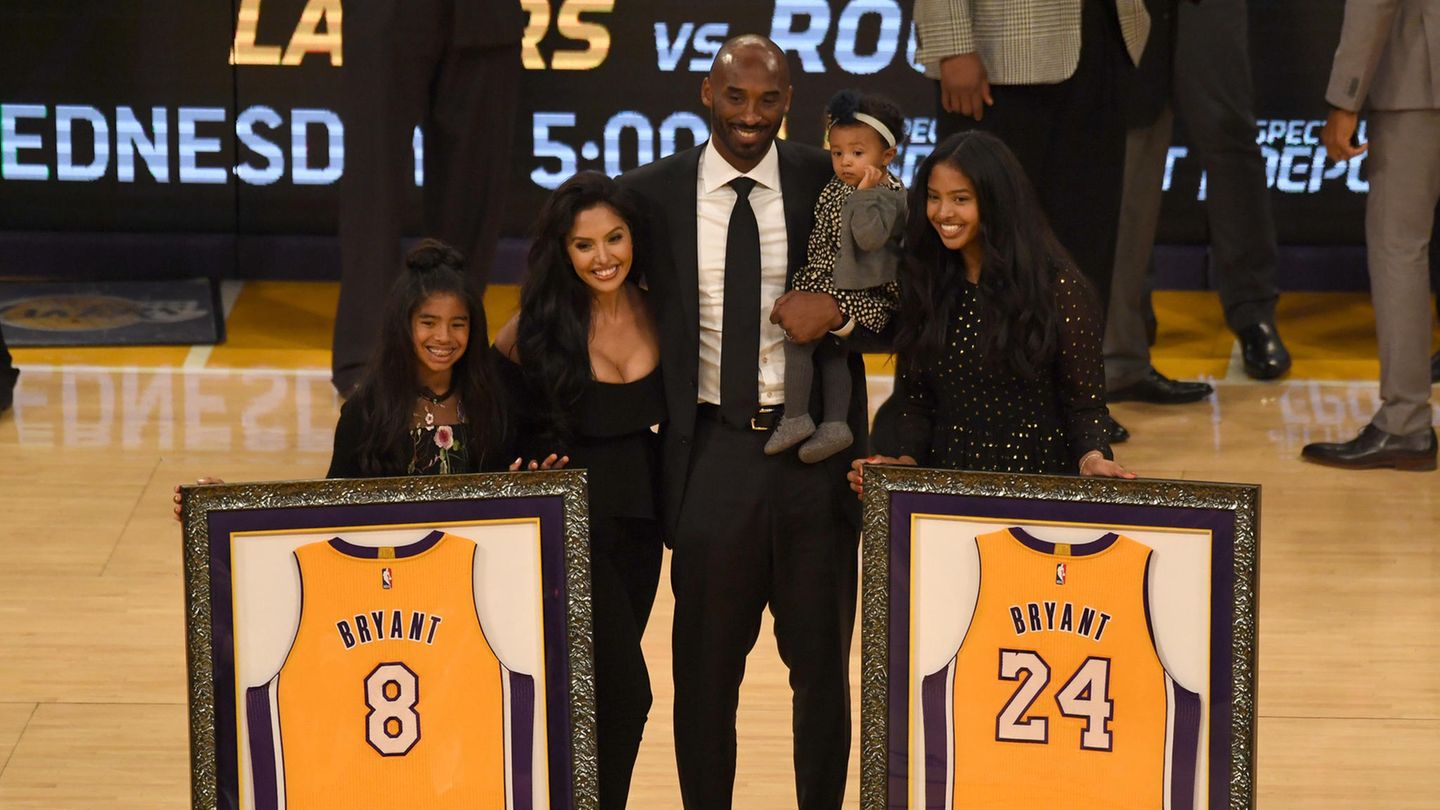 Basketball-Legende Kobe Bryant – Bilder (s)einer Karriere Bryant und seine Familie posieren bei seiner Jersey-Retirement-Zeremonie