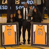 Bryant und seine Familie posieren bei seiner Jersey-Retirement-Zeremonie