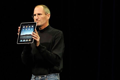 Apple-Gründer Steve Jobs zeigt im Januar 2010 das erste iPad