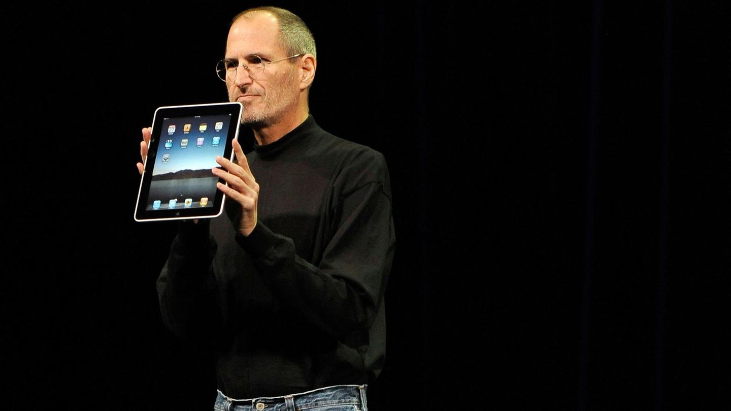 Apple-Gründer Steve Jobs zeigt im Januar 2010 das erste iPad