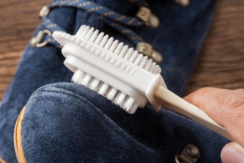 Wildlederschuhe reinigen: Diese Tipps und Hausmittel helfen