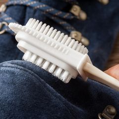 Wildlederschuhe reinigen: Diese Tipps und Hausmittel helfen